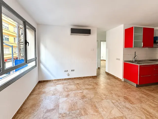 Piso de 2 dormitorios con aire acondicionado a 100 metros de - foto 2