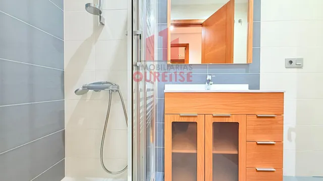PRECIOSA VIVIENDA SEMINUEVA SITUADA EN O COUTO — 18