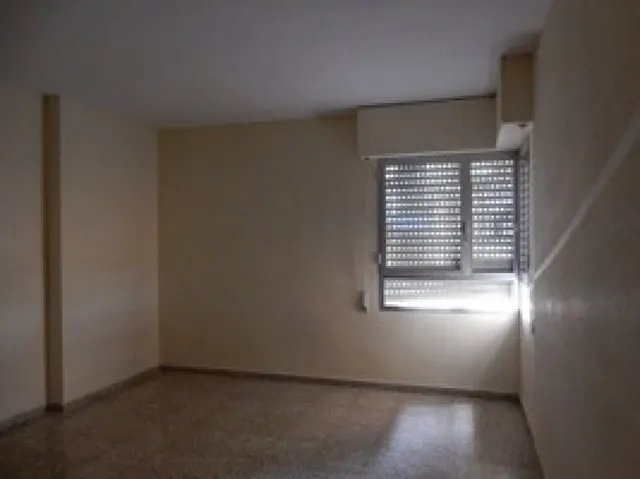 Piso de 4 habitaciones, 2 baños, salón, cocina y terraza. — 5