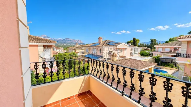 Exclusivo chalet pareado de esquina en la urbanización mira la costa – sierra helada, Benidorm — 2