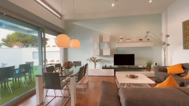 Villa independiente de dos plantas con solárium y piscina privada. — 8