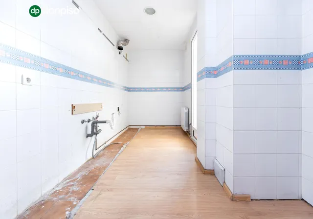 IVIENDA DE VPO, Piso de 3 dormitorios y 2 baños, con cochera junto al Parque de Bomberos. — 10
