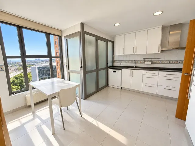 Piso de 3 habitaciones con piscina y garaje junto a Ciudad de las Artes — 2