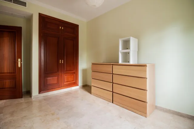 ¡Tu nuevo hogar en Bormujos! Magnífico chalet en alquiler con patio. — 28