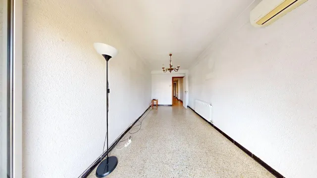 Piso de 65m2. Distribuido en tres dormitorios, salón con terraza, cocina con galería y baño — 7