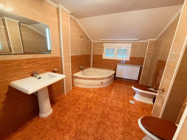VENTA: Amplio Chalet en la Exclusiva Zona de Compostilla. — 9