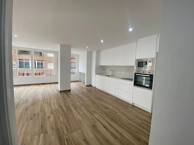 Reformado apartamento en primera línea de Torrevieja con vistas laterales al mar y piscina — 9