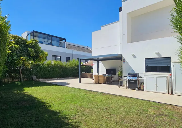 Vivienda unifamiliar pareada en urbanización de 18 vecinos, de 2019, con 230 m2 construidos, 200 m2 de jardín y piscina comunitaria, ubicada en la mejor zona de Córdoba — 15