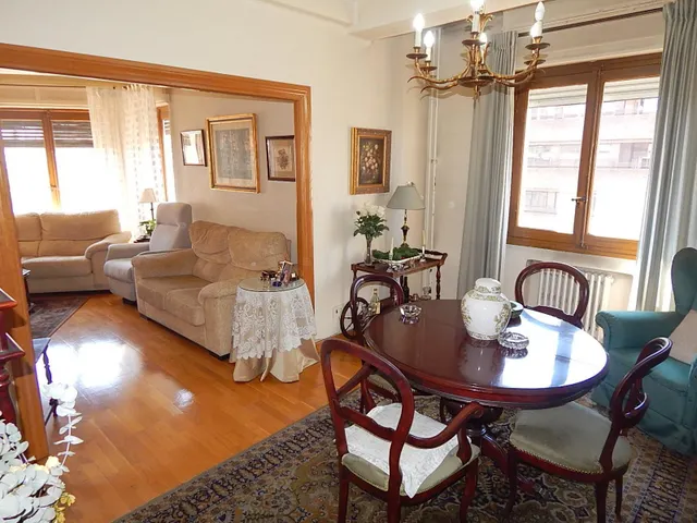 ETXEA Vende piso en el centro de Pamplona, 4 dormitorios, salón cocina, baño y aseo — 8
