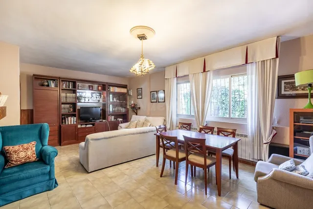 Chalet independiente con piscina y pista de tenis en Alfacar — 3