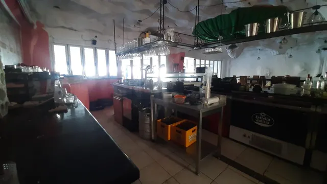 se vende restaurante, equipado a 50 de la playa. Terraza cerrada. — 5