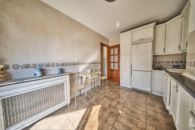 Residencia exclusiva en Paseo del Salón con vistas despejadas — 37