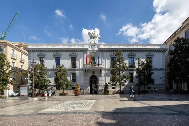 GRAN PISO EN PLAZA DEL CARMEN FRENTE AL AYUNTAMIENTO. — 2