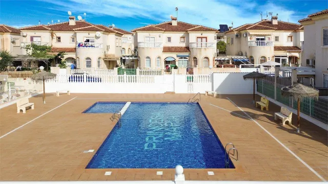 Villa de 3 dormitorios con piscina comunitaria en Torrevieja