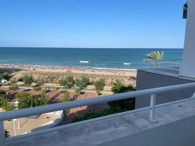 Vivienda luminosa con dos terrazas frente a la playa en Peñí