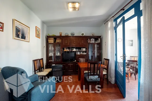 Casa de pueblo muy céntrica con gran local en semi-sótano - foto 2