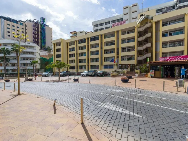 Amplio local comercial en Avda. Alféreces Provisionales 11,  - foto 3