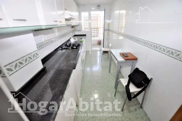 Amplitud y luminosidad para tu familia en este espacioso piso con ascensor y vistas despejadas — 6