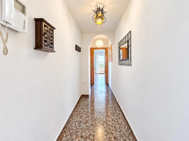 Bonito piso exterior y luminoso de dos dormitorios, baños y aseo en Albolote junto al metro y con plaza de garaje — 11