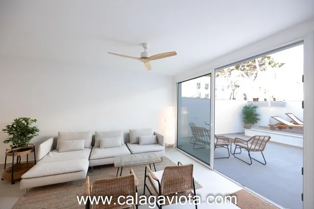 Planta baja con piscina privada y amplias terrazas — 12