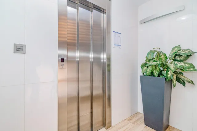 Piso exterior en zona cervantes, Granada, 8ª planta, muy luminoso, 87 m2, 3 dormitorios, vistas despejadas. — 7