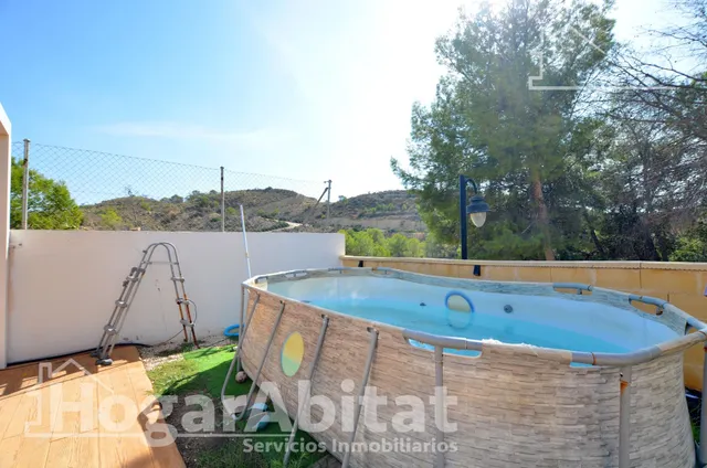 Respira paz entre el mar y la montaña en este exclusivo chalet pareado reformado con piscina privada, solárium y parking — 15