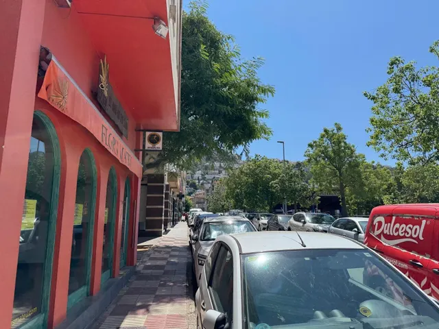 Oportunidad única de local comercial en Roses, a solo 2 minu