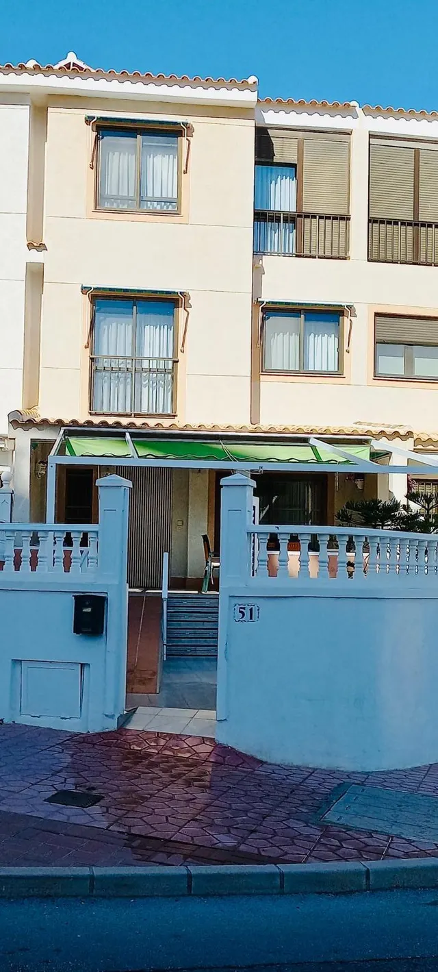 Bungalow con amplia terraza a pocos pasos de la playa y orientación Sur. — 46