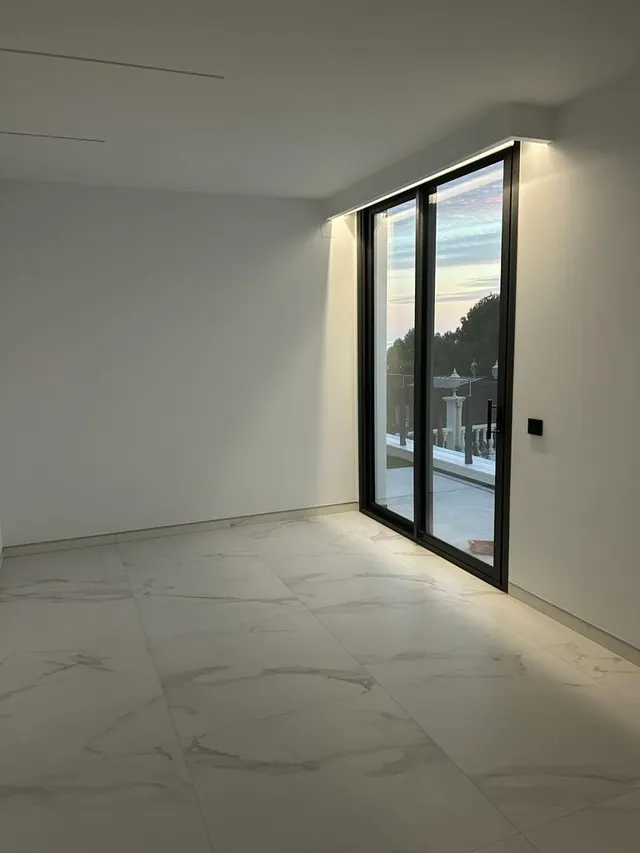 Villa moderna con vistas panorámicas al mar y a la montaña — 16