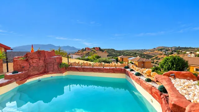 ¡INCREÍBLE CASA CON PISCINA Y VISTAS PANORÁMICAS EN CARRETER - foto 2