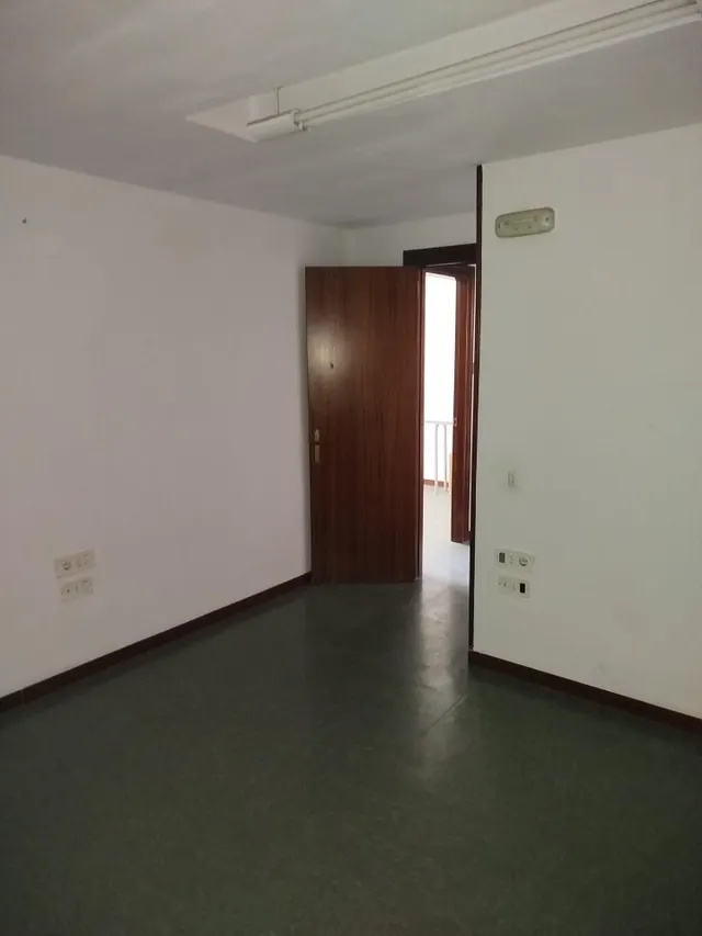 Se alquila local ideal para consulta u oficinas  entre el Hospital Puerta Del Mar y Paseo Maritimo. — 14