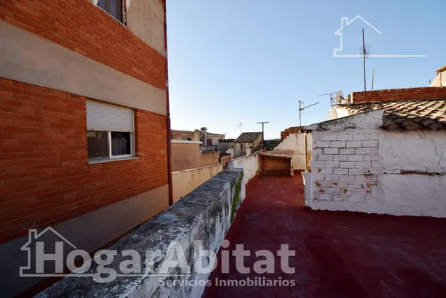 ¡GRAN OPORTUNIDAD! DOS CASAS CON TERRAZA Y BALCÓN — 50