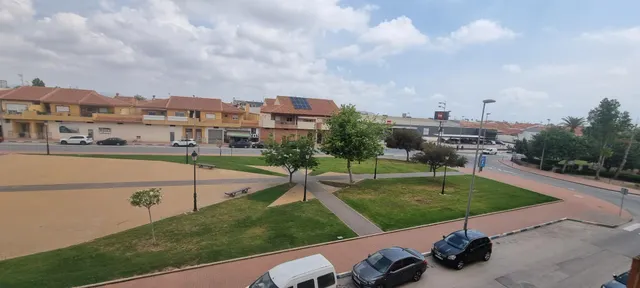 Amplísima casa con vistas despejadas a un parque desde su terraza — 3