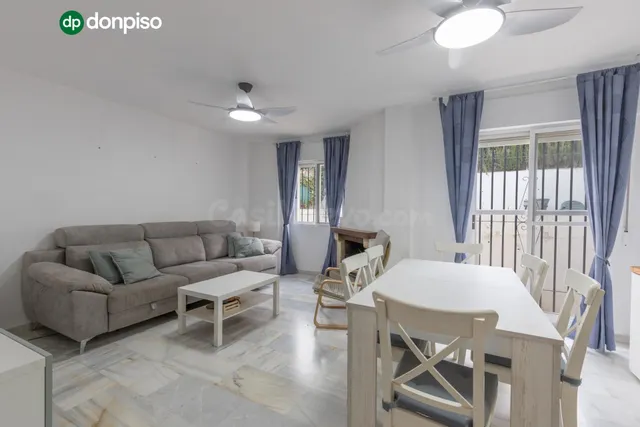 Casa independiente con piscina en La Zubia. — 3