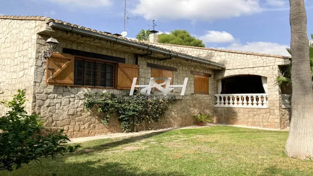 Sensacional villa en urbanización Santa Bárbara. / HH Asesores inmobiliarios. — 3