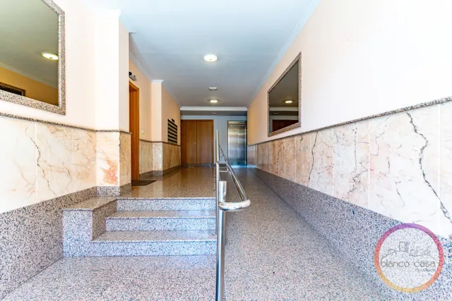 ¡ un piso con terraza de más de 25 m2, garaje y trastero en Carballo por 189.990€! — 2