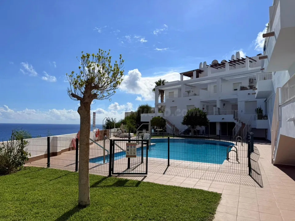 Piso de 3 dormitorios con vistas al mar y piscina