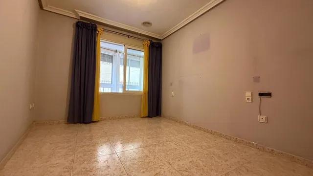 ✨ Piso de 135 m2 en pleno centro de Torrevieja, junto a la Plaza de la Constitución – Amplio, luminoso y con infinitas posibilidades ✨ — 9