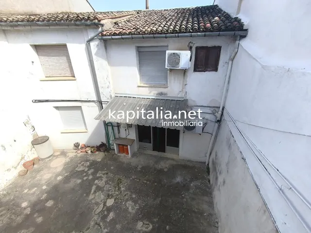 CASA CON AMPLIO PATIO Y GARAJE A LA VENTA EN GAIANES - foto 3
