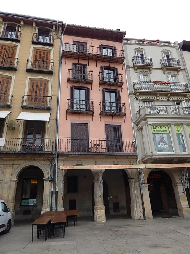 ETXEA vende piso en la Plaza de Castillo, 3 dormitorios, 2 baños, ascensor, 2ª altura — 34