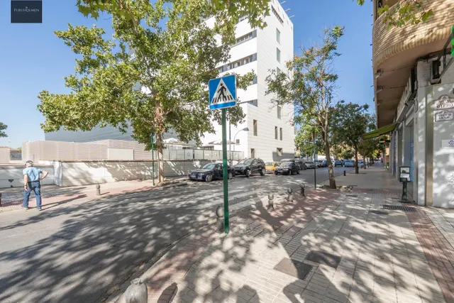 Plaza de garaje cerrado con estanterías en parque Genil cerca de Hospital La Inmaculada — 28