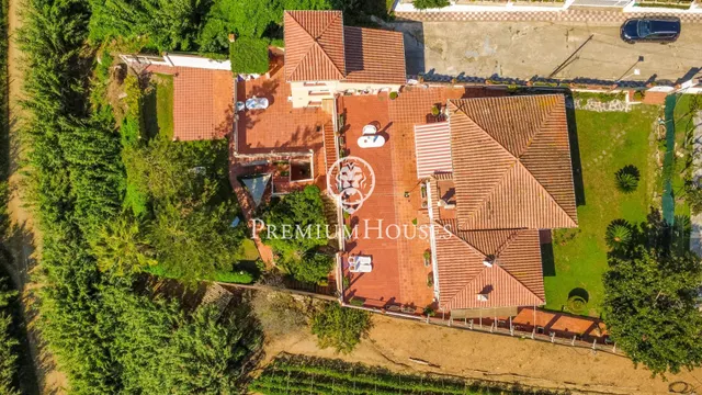Casa independiente con piscina interior y jardín en venta en Calella — 25