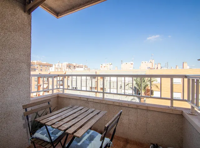 Luminoso piso exterior a esquina de 90 m2 con balcón, garaje y vistas despejadas en avenida de Alicante (vpo) — 3