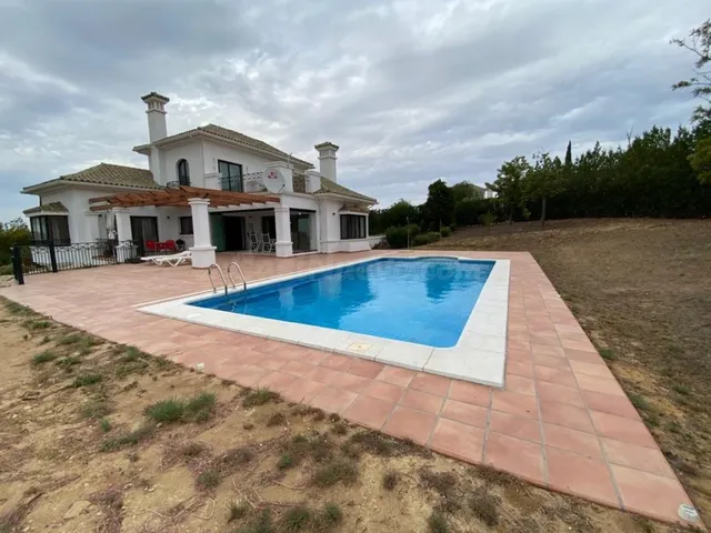 VILLA DE LUJO EN EL CAMPO DE GOLF