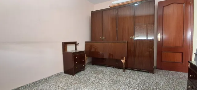 AMPLIA VIVIENDA DE 4 DORMITORIOS Y 2 BAÑOS. MEJOR PRECIO DE ZONA — 35