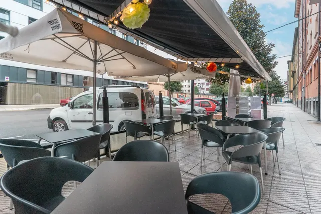 Oportunidad de Traspaso: Bar Restaurante en Funcionamiento en Oviedo — 2