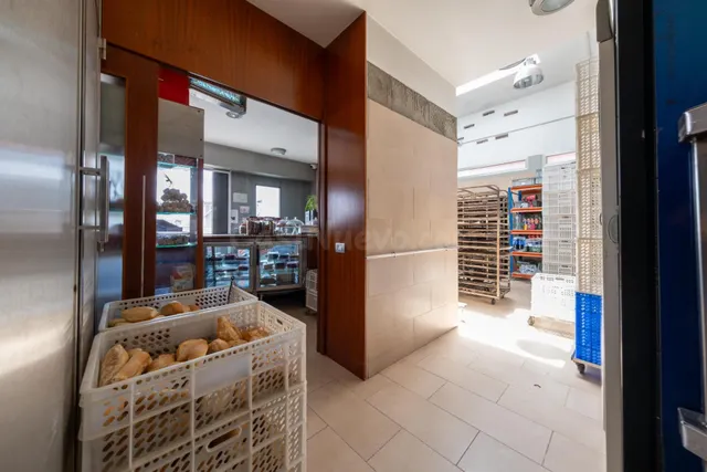 VENTA DE EDIFICIO CONDICIONADA A LA ADQUISICIÓN DE LA PANADERÍA + VIVIENDA + NAVE — 5
