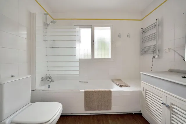Alquiler larga temporada - Villa Privada con Piscina y Amplio Jardín en Cerrado de Elviria, Marbella — 45