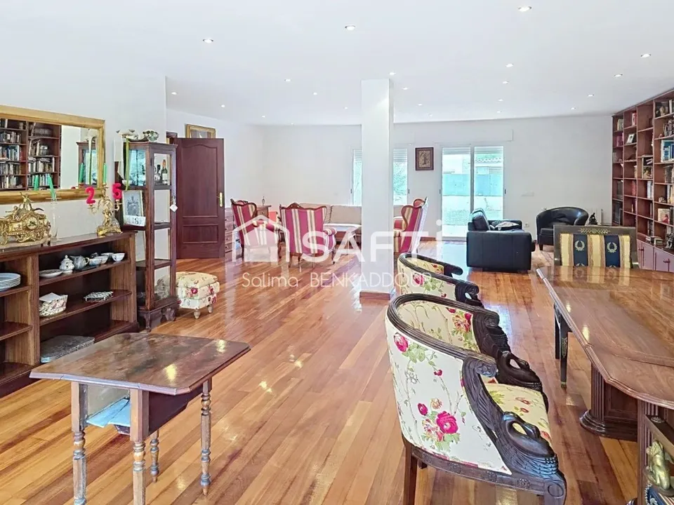 Estupendo chalet de 998 m2 de parcela y 620 m2 de vivienda.