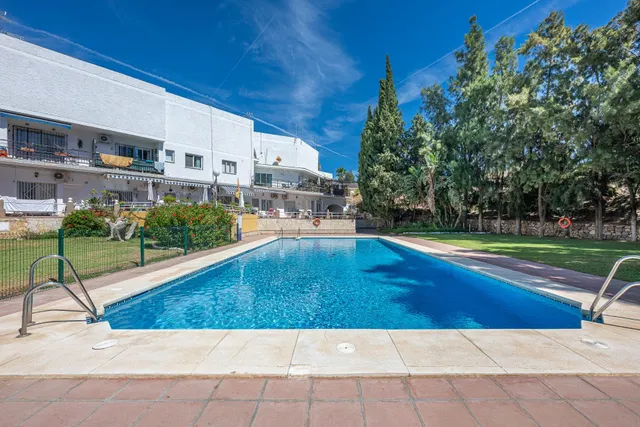 ¡Oportunidad en Doña Pilar! Piso de 2 dormitorios con piscina, jardines, parking y pista de tenis — 24